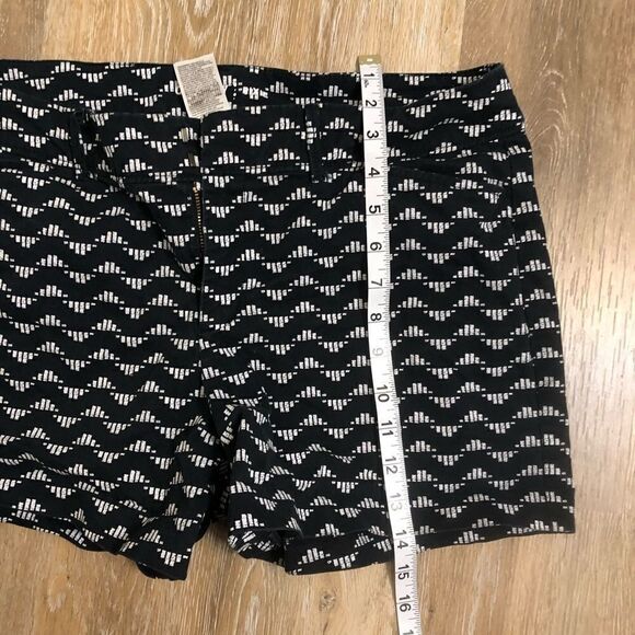 Old Navy Pixie Shorts black and white print mid hi rise 4” 10 Reg - Picture 13 of 14
